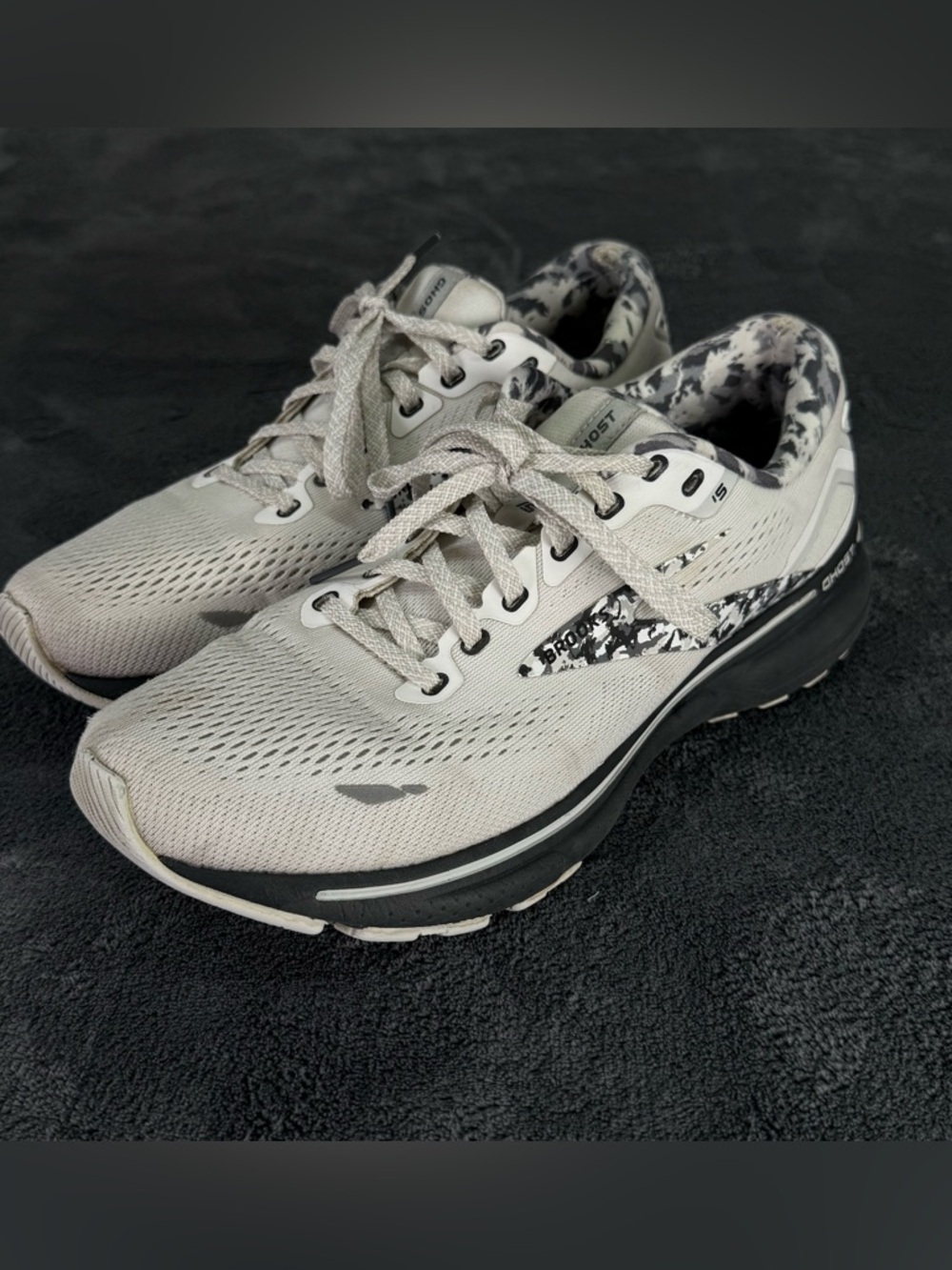 Brooks Women's Ghost Light Gray/Black Athletic Running Shoes Size 9.5